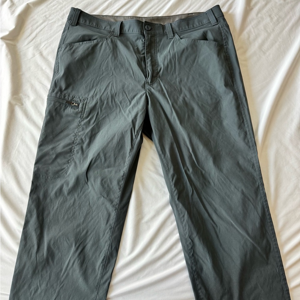 Eddie Bauer Men's Cargo Pants in Dark Gray